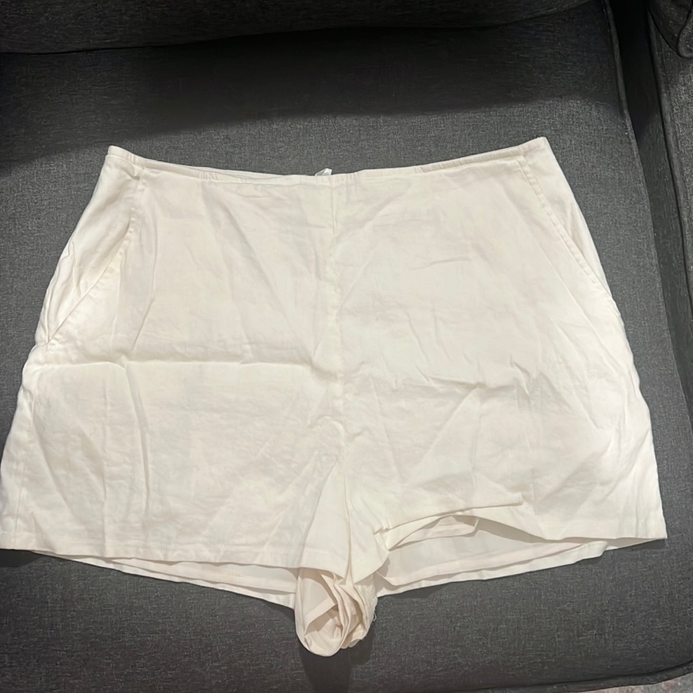 Leigth white linen shorts